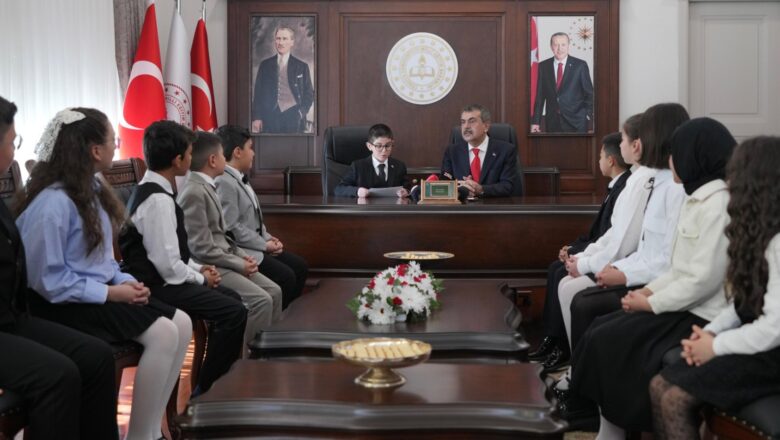  Bakan Tekin, 23 Nisan’da Koltuğunu 12 Yaşındaki Kenan’a Devretti