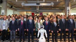 Robot BAGA’dan Baklava Göndermesi: “Önce Baklava, Sonra Yapay Zeka”