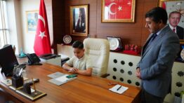 Düzce’de 23 Nisan Coşkusu: Başkanlık Koltuğuna Alper Oturdu, İlk Talimatı Gündem Oldu