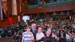 Gençlik ve Spor Bakanı Osman Aşkın Bak’tan Gençlere Anlamlı Mesajlar: “Aile Değerlerine Sahip Çıkın”