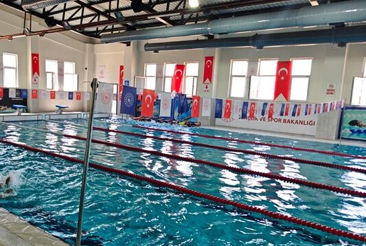  Gençlik ve Spor Bakanı Osman Aşkın Bak, Çınar’daki Yüzme Havuzu ve Gençlik Merkezinin Açılışını Gerçekleştirdi