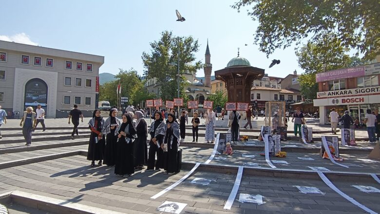  Bursa’da İmam Hatip Öğrencilerinden Sessiz Tiyatro Gösterisi: “Uyan”