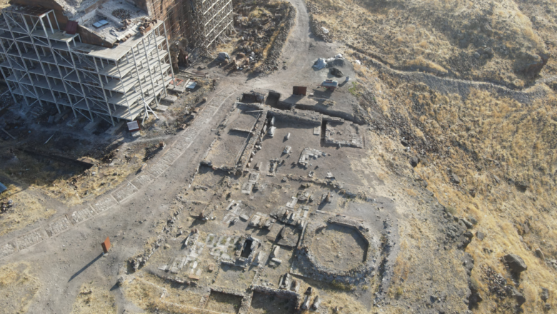  Ani Ören Yeri’nde Selçuklulara Ait Kümbet Bulundu