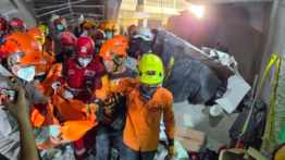 Endonezya’da Yatılı Okul Binası Çöktü: Ölü Sayısı 63’e Yükseldi