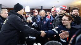 Bakan Yerlikaya, Sındırgı’daki Deprem Bölgesinde İncelemelerde Bulundu