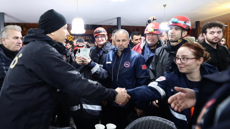  Bakan Yerlikaya, Sındırgı’daki Deprem Bölgesinde İncelemelerde Bulundu