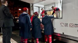 Kızılay, Sındırgı’daki Deprem Bölgesinde Binlerce Vatandaşa Sıcak Yemek ve İçecek Dağıttı