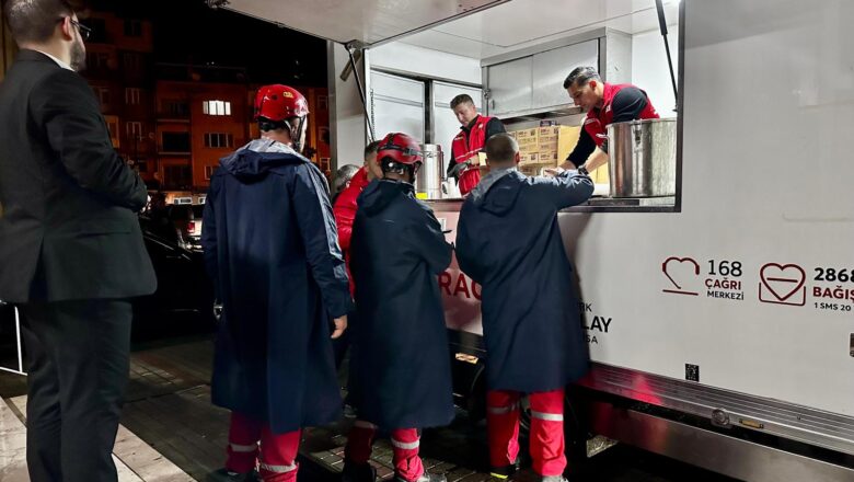  Kızılay, Sındırgı’daki Deprem Bölgesinde Binlerce Vatandaşa Sıcak Yemek ve İçecek Dağıttı
