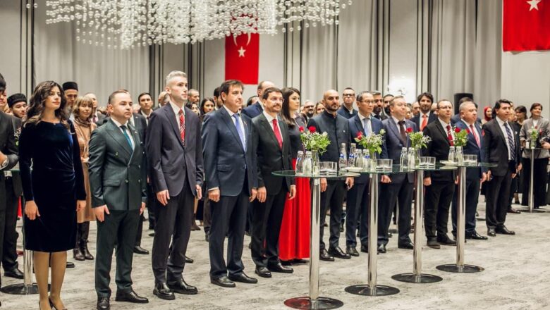 Bayraktar’dan Dikkat Çeken Köşe Yazısı: “Devlet Temsilinin Zarafeti”
