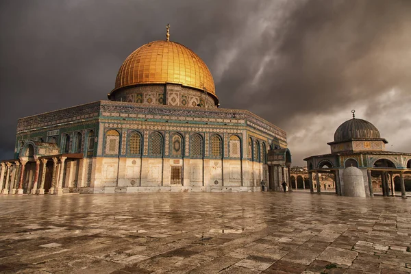  Mescid-i Aksa’da Kırk İki Gün Sonra İlk Cuma