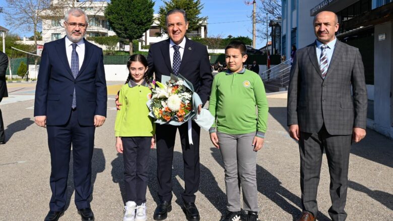  Yalova Valisi Dr. Ahmet Hamdi Usta Öğrencilerle İstiklal Marşı’nı Okudu