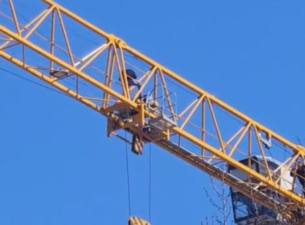  Yalova Valiliği İnşaatında Hareketli Dakikalar: Maaşını Alamayan İşçi Vinçte İntihar Girişiminde Bulunduğu İddia Edildi!