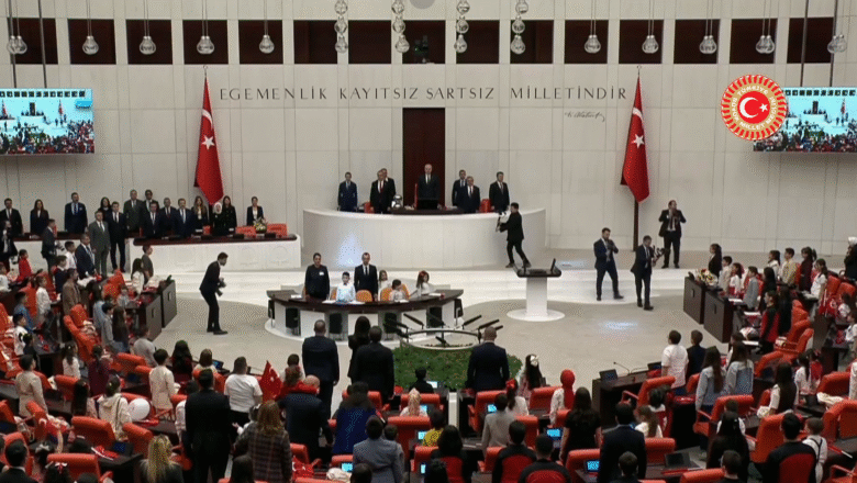  TBMM’de 23 Nisan Özel Oturumu: Numan Kurtulmuş Koltuğunu Çocuklara Devretti