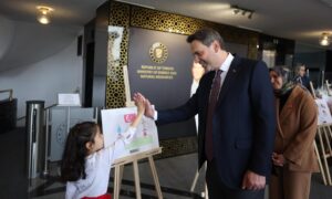 Bakan Bayraktar Minik Ressamlarla Buluştu: “Türkiye Vizyonu İlham Kaynağımız”