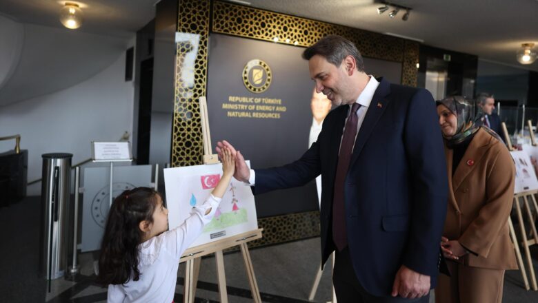 Bakan Bayraktar Minik Ressamlarla Buluştu: “Türkiye Vizyonu İlham Kaynağımız”