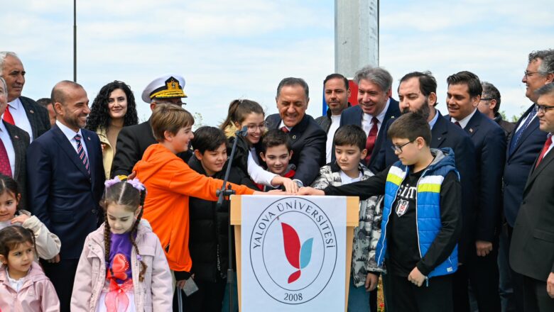  Yalova’nın Her Yerinden Görülen Dev Türk Bayrağı