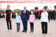 Yalova Milli Eğitim Müdürü Aytekin Yılmaz Öğrencilerle Çelenk Sunumu Yaptı