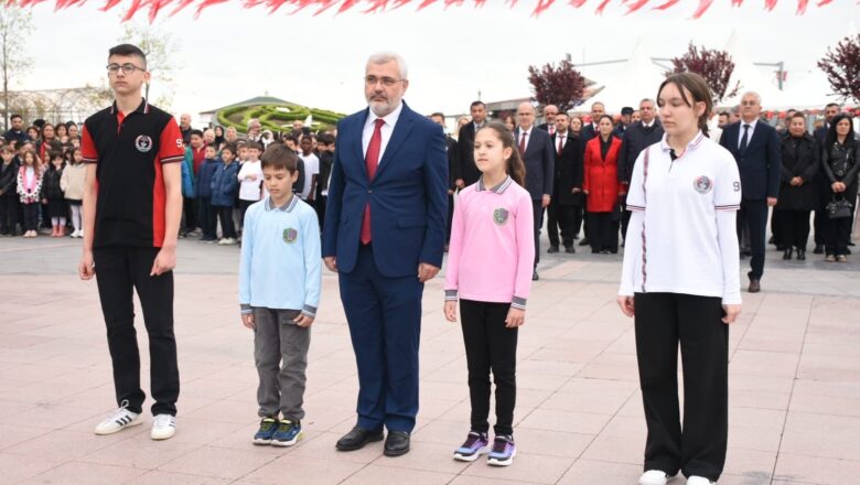  Yalova Milli Eğitim Müdürü Aytekin Yılmaz Öğrencilerle Çelenk Sunumu Yaptı