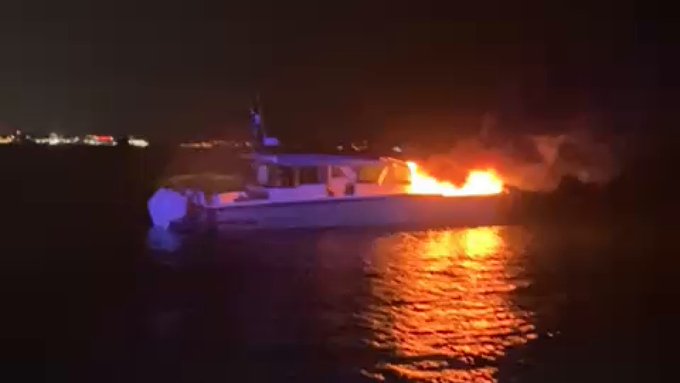  Kadıköy Açıklarında Tekne Yangını: 4 Vatandaş Tahliye Edildi