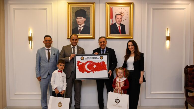  Minik Öğrencilerden Vali Usta’ya Bayrak Hediyesi