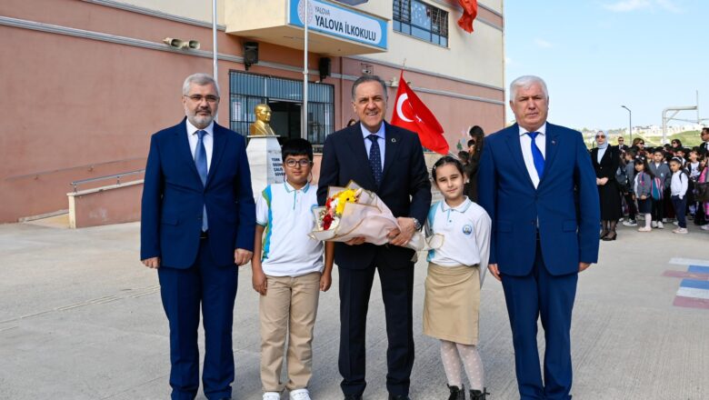  Vali Usta Yalova İlkokulunda Bayrak Törenine Katıldı