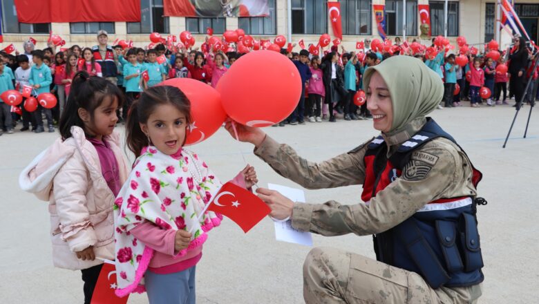  Siirt’te Jandarma, Milli Aile Haftası Kapsamında Farkındalık Etkinlikleri Düzenledi