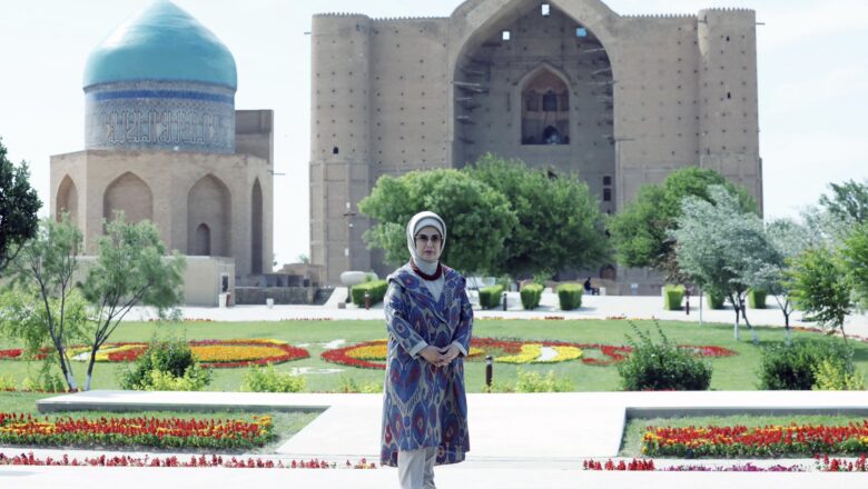 Emine Erdoğan Kazakistan’da Hoca Ahmet Yesevi Türbesi’ni Ziyaret Etti