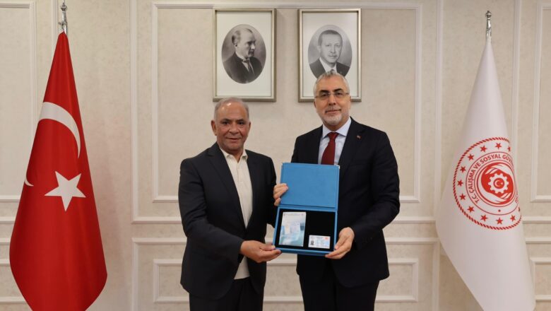  Bakan Işıkhan Girişimci Baqir Ali Sheikh’e Turkuaz Kart Takdim Etti