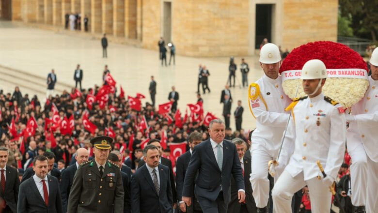  Gençlik ve Spor Bakanı Bak ve Temsilci Gençler Anıtkabir’i Ziyaret Etti