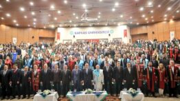 Kafkas Üniversitesi’nde Mezuniyet Coşkusu: Binlerce Öğrenci Geleceğe Uğurlandı