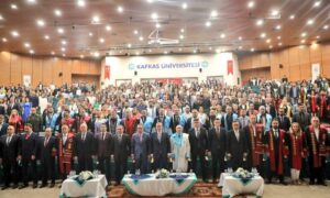 Kafkas Üniversitesi’nde Mezuniyet Coşkusu: Binlerce Öğrenci Geleceğe Uğurlandı
