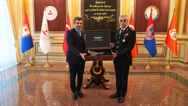  Selçuk Bayraktar’dan Jandarma ve Sahil Güvenlik Akademisine Anlamlı AKINCI Hediyesi