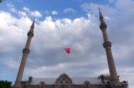 Kars Fethiye Camisi’nde Dalgalanan Türk Bayrağı Görenlerin Beğenisini Topladı