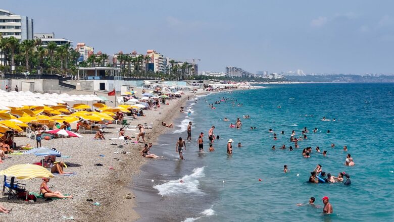 Antalya’da Yüzde 85 Nem Hissedilen Sıcaklığı 40 Dereceye Taşıdı: Sahillerde Yoğunluk