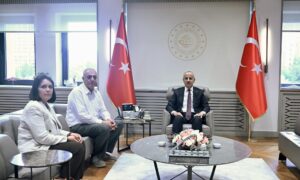 Bakan Uraloğlu Acılı Aileyi Bakanlıkta Kabul Etti