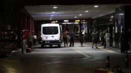 İzmir’de Motosiklet Bariyerlere Çarptı: 1 Ölü, 1 Ağır Yaralı