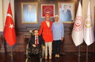 Bakan Göktaş Cam Kemik Hastası Doktor Hamza Mesut Ağır Ve Annesini Ağırladı