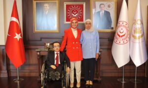 Bakan Göktaş Cam Kemik Hastası Doktor Hamza Mesut Ağır Ve Annesini Ağırladı