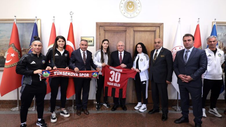  Milli Savunma Bakanı Yaşar Güler Yüksekova Spor Kadın Futbol Takımını Kabul Etti