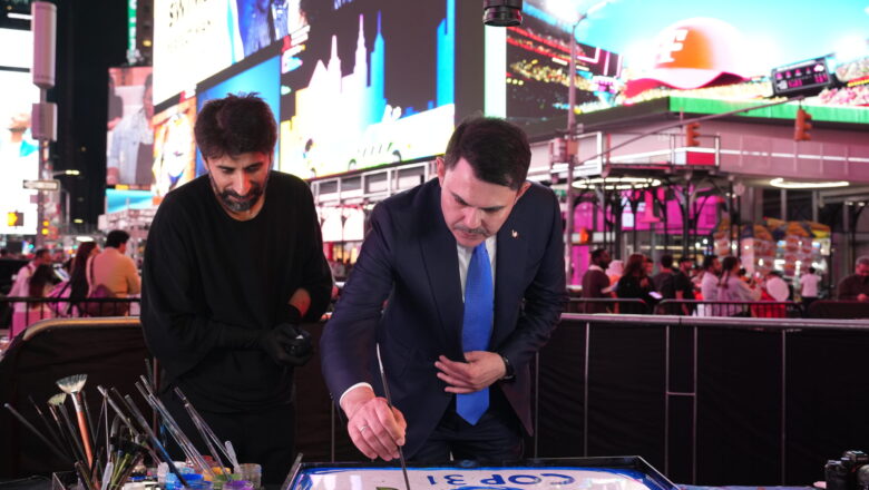 Bakan Kurum New York’ta Duyurdu: COP31 Tanıtımı Ebru Sanatıyla Times Meydanı’nda