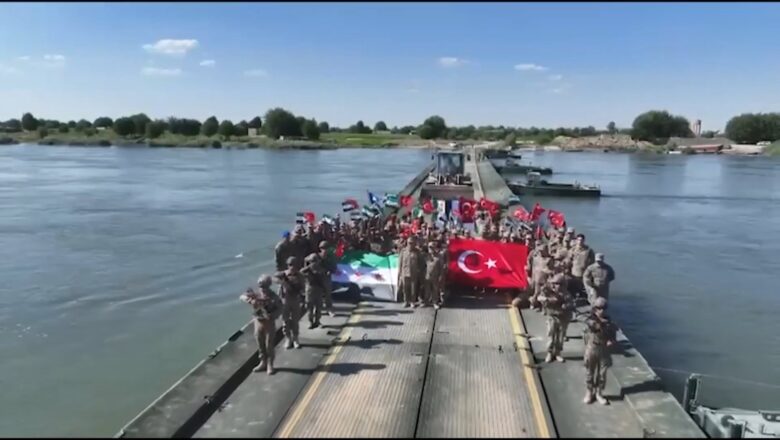 Fırat Nehri Üzerine Yüzer Köprü İnşa Edildi