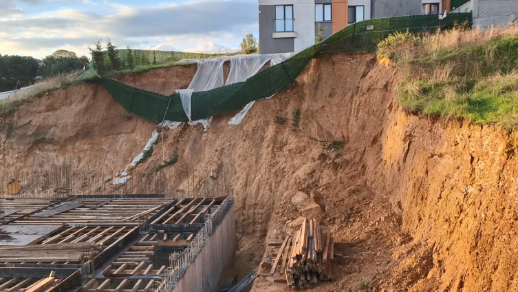 Pendik’te İnşaat Alanındaki Toprak Kayması Nedeniyle 9 Katlı Bina Tahliye Edildi