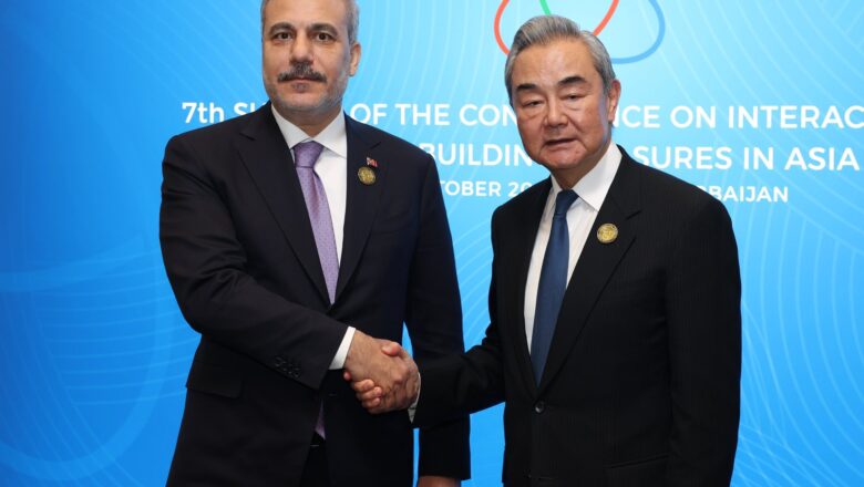 Bakan Fidan, Bakü’de Çinli Mevkidaşı Wang Yi İle Görüştü