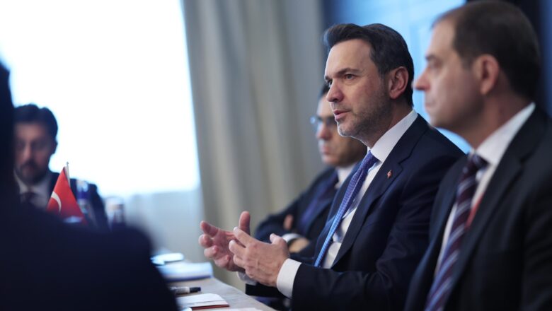  Bakan Bayraktar Moskova’da Türk Nükleer Mühendisliği Öğrencileriyle Buluştu