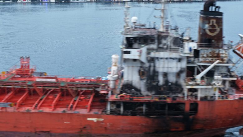 Rusya’da Dron Saldarısına Uğrayan Tanker İstanbul Boğazı’ndan Geçti