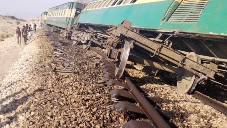  Pakistan’da Yolcu Treni Raydan Çıktı: Ölü Ve Yaralılar Var