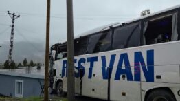 Şırnak’ta Yolcu Otobüsü TIR’la Çarpışıp Eve Girdi: Şoför Hayatını Kaybetti, 14 Yaralı