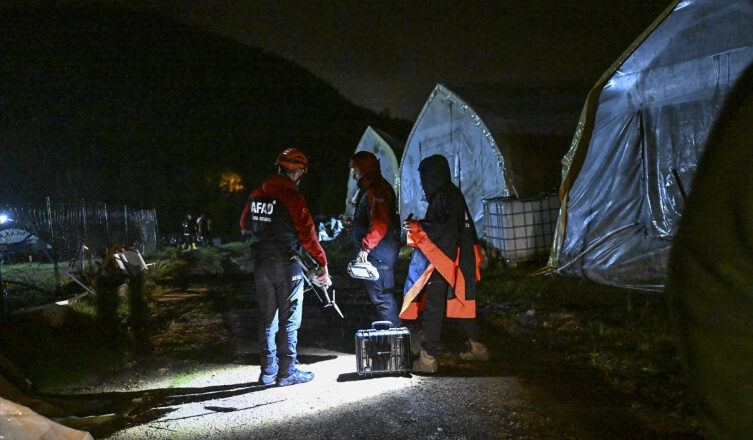  İstanbul’da Kuvvetli Sağanak Hayatı Felç Etti: Pendik’te Sele Kapılan 2 Kişi Aranıyor